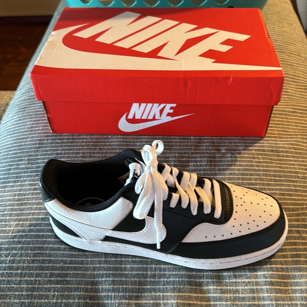 Brand new. Nike court vision lo